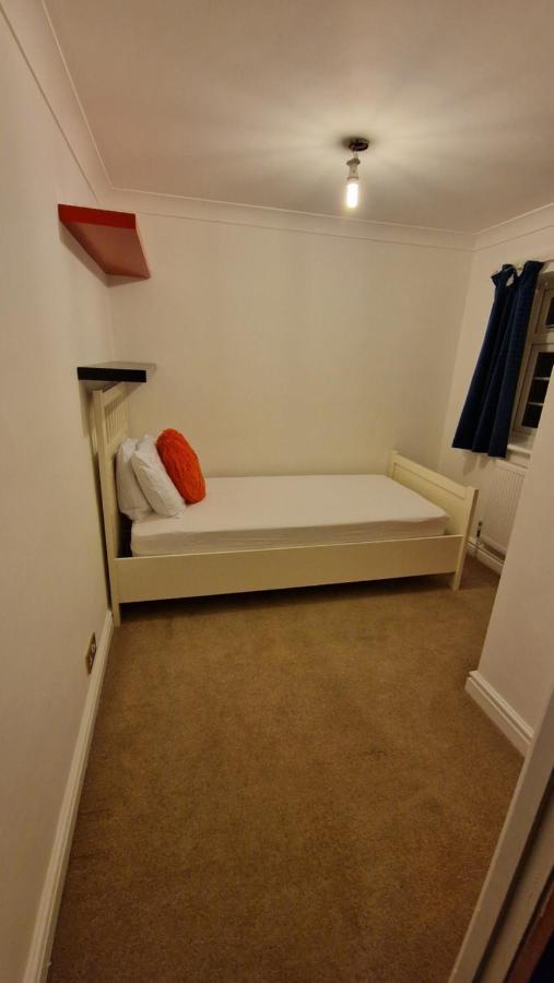 Comfort Sleep - Rooms With Shared Facilities Windsor Exterior foto