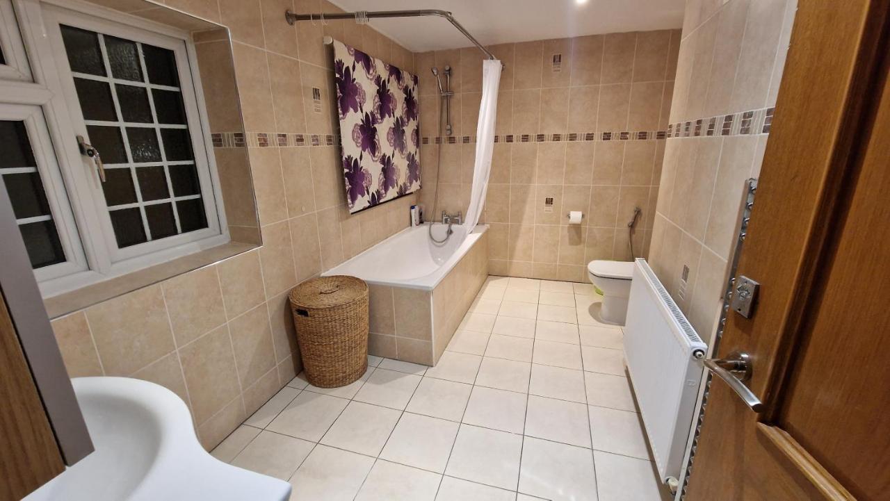 Comfort Sleep - Rooms With Shared Facilities Windsor Exterior foto