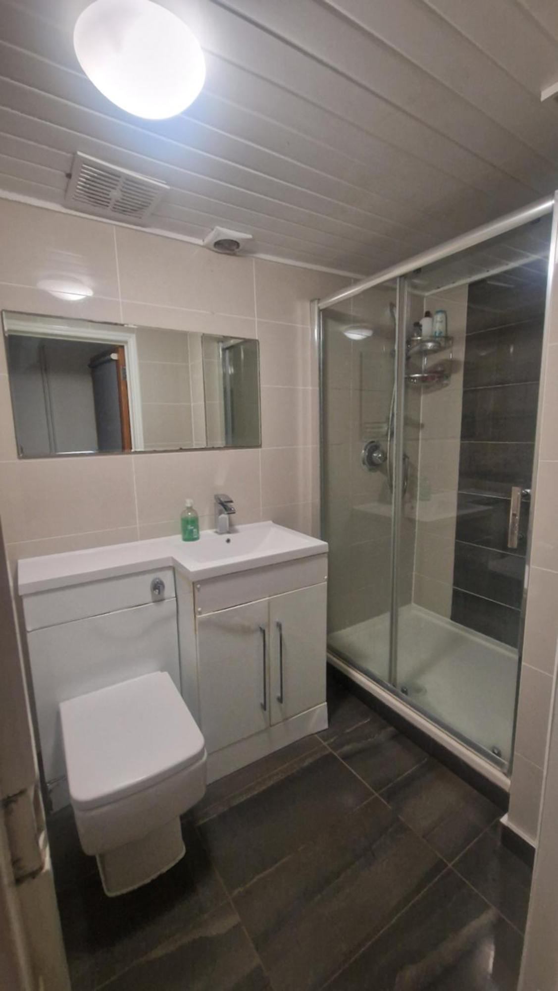 Comfort Sleep - Rooms With Shared Facilities Windsor Exterior foto